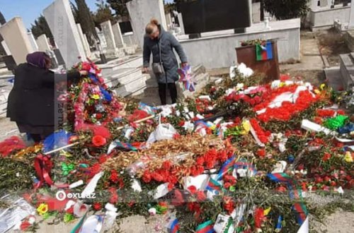 Gəncədə şəhidlərə hörmətsizlik: Bayraqlar zibil qutularına atıldı - VİDEO