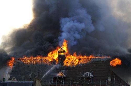 Xəyal etdiyi evi almağa pulu çatmayan kişi onu yandırdı