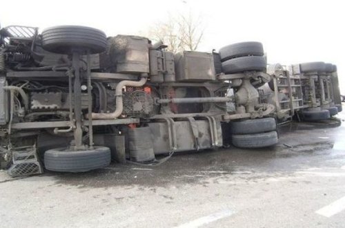 На трассе Баку-Сумгайыт произошло ДТП с участием грузовика - ВИДЕО