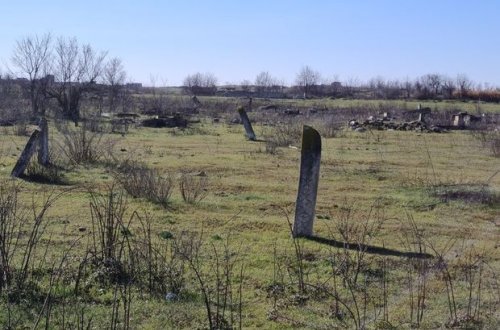 Füzuli rayonunda daşı daş üstə qalmayan məzarlıq - FOTO