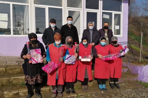 Masallıda süpürgəçi qadınlara 8 MART SÜRPRİZİ – FOTOLAR