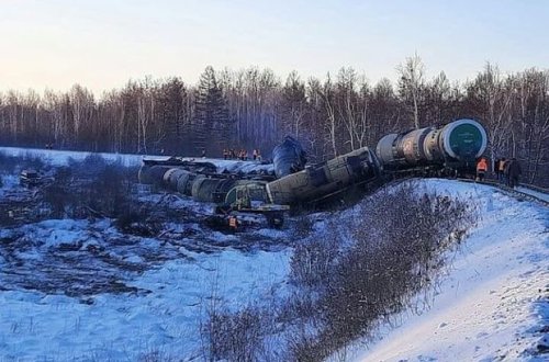 Rusiyada ekoloji fəlakət: Qəzada 10 neft çəni relsdən aşıb dağıldı - VİDEO