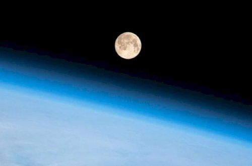 NASA Aya qadın göndərəcək