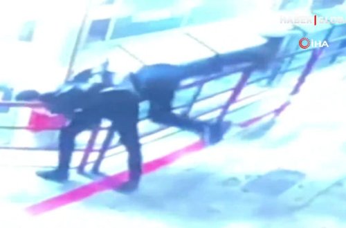 Türkiyədə müştəri mağaza sahibini 12-ci mərtəbədən aşağı atdı - VİDEO