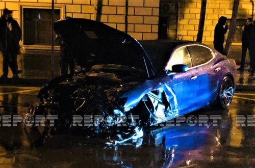 Bakıda bahalı avtomobil qəzaya düşdü - FOTO
