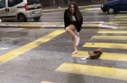 Qırmızı işıqda soyunub əcaib hərəkətlər edən qız ələ salındı - VİDEO