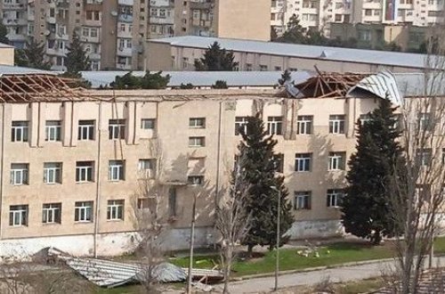 В двух школах Баку, у которых сильный ветер сорвал крыши, проводятся ремонтные работы