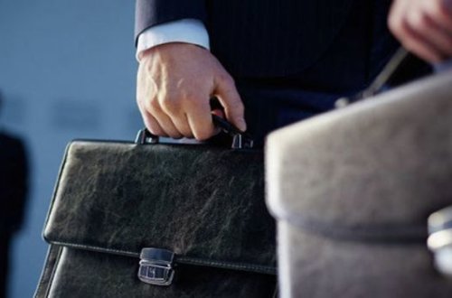 Замминистра отчитался в Милли Меджлисе о нарушивших закон муниципалитетах