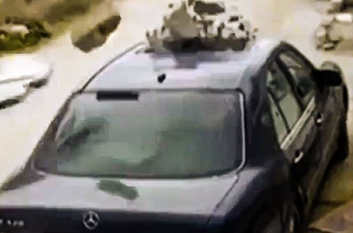 Azərbaycanda avtomobilinin üzərinə daş parçaları düşən sürücünün bəxti gətirdi - VİDEO