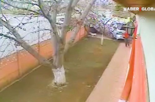 Qəza törədən mikroavtobus tibb mərkəzinin həyətində qəza törətdi: Qadın son anda qurtuldu – ANBAAN VİDEO