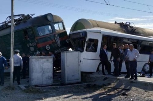 Sumqayıtda qatar avtobusla toqquşdu: Bələdçinin başı bədənindən ayrıldı - FOTO/VİDEO