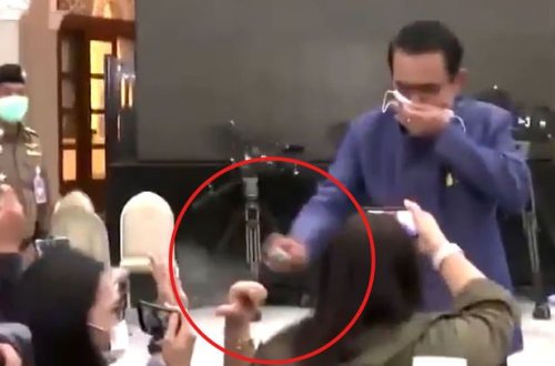 Baş nazir jurnalistlərin üzünə antiseptik maddə sıxdı - VİDEO