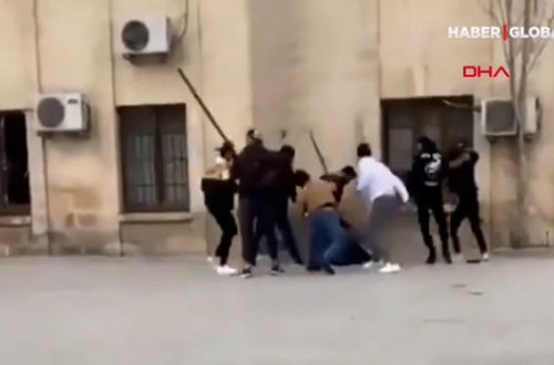 15 nəfər dəyənək və zopa ilə bir kişini amansızcasına döydü - VİDEO