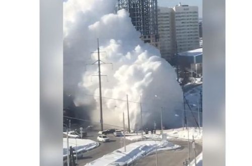 Rusiyada isti su borusunun partlaması nəticəsində şəhər mərkəzində təhlükəli vəziyyət yaranıb - VİDEO