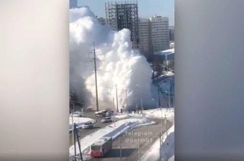 В России рядом с торговым центром прорвало теплотрассу: Кипяток залил улицы - ВИДЕО