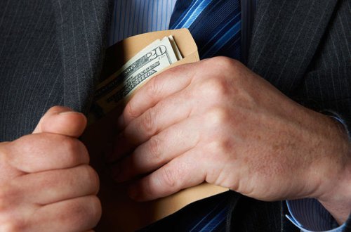 В Баку политолога обвиняют в даче взятки - ФОТО