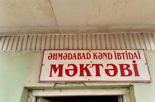 At arabası ilə məktəbə gedən şagirdlər, Əhmədabad kəndinin yararsız məktəbi-FOTO