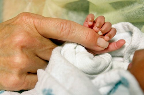 Həyətində diri-diri basdırılan körpəni tapıb XİLAS ETDİ