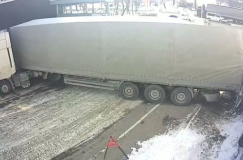 Mühafizəçi öz həmkarını faciəvi ölümdən xilas etdi - VİDEO