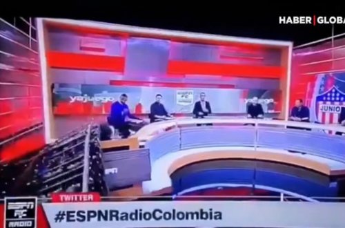 Canlı yayımda dekor jurnalistin üstünə düşdü - VİDEO