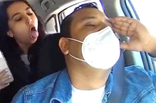 Taksi sürücüsünün üzünə öskürən qadın həbs olundu - FOTO