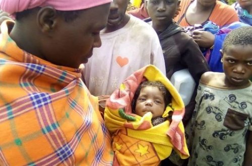 Женщина нашла в своем саду похороненного заживо ребенка и спасла его