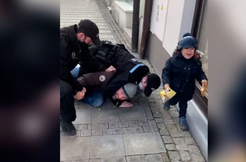 Maska taxmadığına görə polislər kişini üç yaşlı uşağının gözü qarşısında qandalladılar - VİDEO