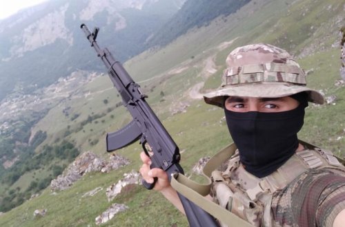 Son nəfəsində üzərindəki bayrağı ÖPƏN XTQ-nin 