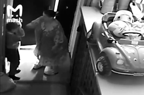 Yavaş hərəkət etdiyi üçün uşağı küçəyə atıb orada geyinməsini tələb etdilər - VİDEO