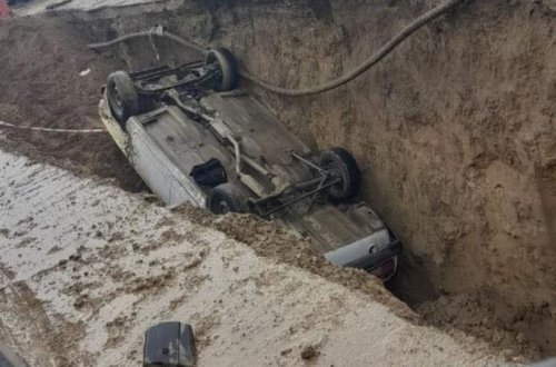 Bakıda maşın xəndəyə aşdı: Ölən var