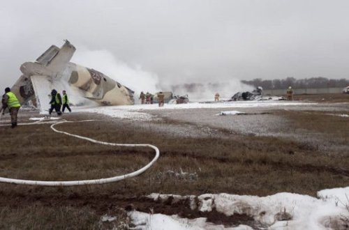 Qazaxıstanda təyyarə qəzaya uğradı: Ölənlər var - VİDEO