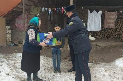 Xocalı polisi şəhid ailələrinə bayram sovqatı paylayıb - FOTO