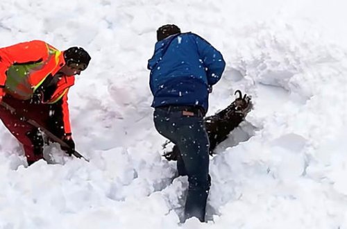 Qar uçqunu turistləri özü ilə sürüdü - ANBAAN VİDEO