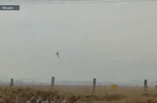В России парашютист зацепился за хвост вертолета - ВИДЕО