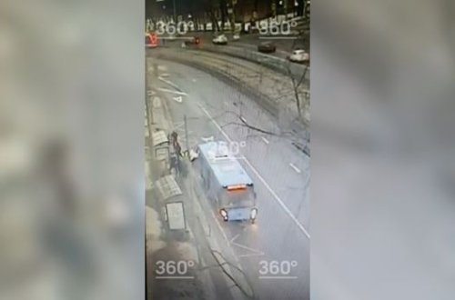 Автомобиль врезался в автобус и сбил двоих на остановке Москвы - ВИДЕО