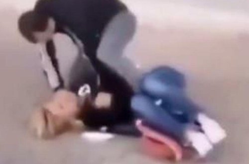 Küçədə qadının döyülmə anı kameraya düşdü - VİDEO - FOTO