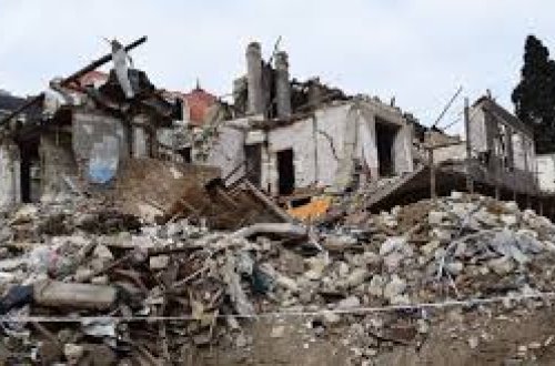 Vətən müharibəsi zamanı Gəncədə dağılan 21 fərdi yaşayış evinin tikintisi aparılır.