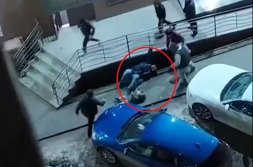 Yanında azyaşlı uşağı olan kişi adi məzəmmətə görə döyüldü – VİDEO