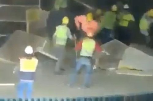 Asma tavan fəhlələrin üzərinə çökdü - VİDEO