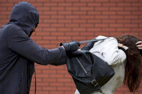 Qadını döyüb 2000 manatlıq telefonunu aldı