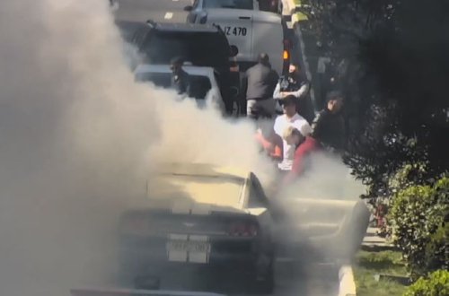 В Баку горит люксовый автомобиль - ОБНОВЛЕНО + ФОТО/ВИДЕО