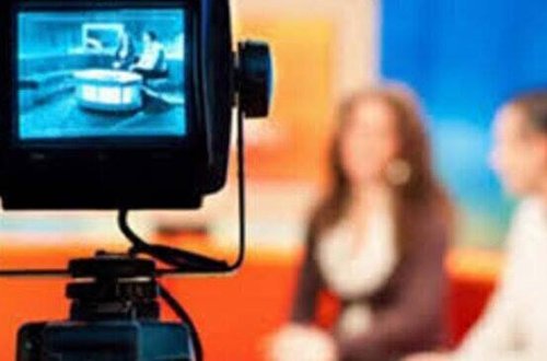 Canlı yayımda QALMAQAL: Aparıcı efiri TƏRK ETDİ - VİDEO