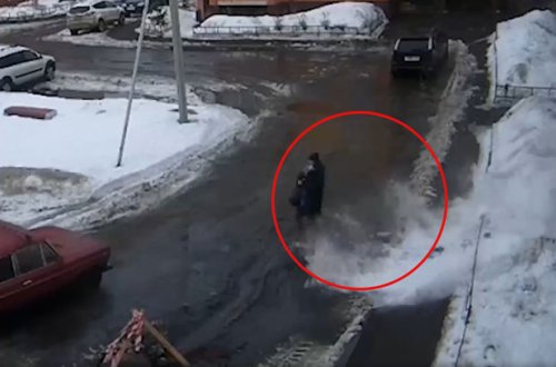 Qadının sürətli reaksiyası övladını ölümdən xilas etdi – VİDEO