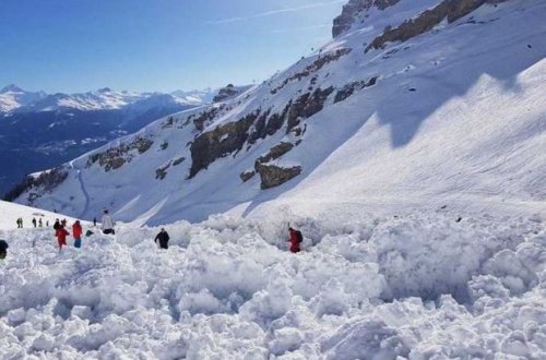 Rusiyada 15 turist qar uçqunu altında qalıb, ölən və yaralılar var