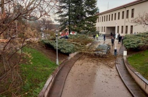Türkiyədə parlamentin binasına ildırım düşdü - Video