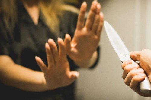 Arvadının boğazını kəsib, polisə təslim oldu - Məhkəmə