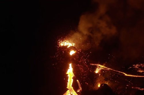 Tanınmış bloqer İslandiyada püskürən vulkanı dronla çəkdi - VİDEO