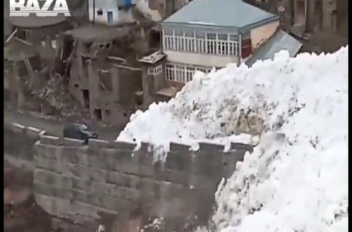 В Дагестане под снежную лавину попали три автомобиля - ВИДЕО