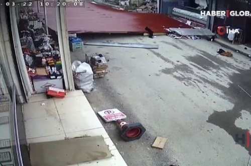 Uçan damın altında qalmaqdan son anda qurtuldular – VİDEO