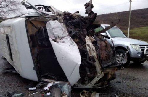 Yevlaxda yük maşını qəza törədib, xəsarət alanlar var